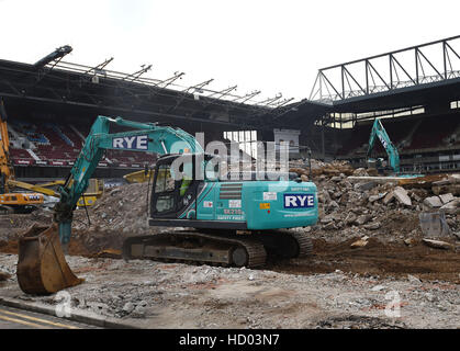 Les travaux de démolition en cours au Boleyn Ground, souvent appelée Upton Park, ancienne maison de West Ham United, dans l'Est de Londres. Banque D'Images