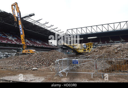 Les travaux de démolition en cours au Boleyn Ground, souvent appelée Upton Park, ancienne maison de West Ham United, dans l'Est de Londres. Banque D'Images