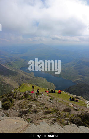 Vue depuis le sommet de Snowdon dans le Parc National de Snowdownia au repos et les gens Banque D'Images