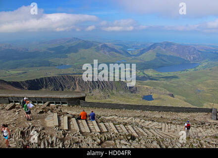 Vue depuis le sommet de Snowdon dans le Parc National de Snowdownia au repos et les gens Banque D'Images