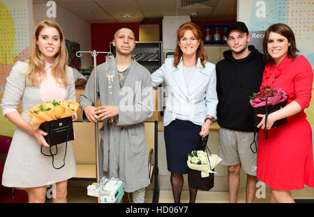 (De gauche à droite) Princesse Béatrice, Harry Sadler, la duchesse d'York, Elias Taylor et la Princesse Eugénie lors d'une visite au Teenage Cancer Trust's jeunes unit de l'University College Hospital de Londres. Banque D'Images