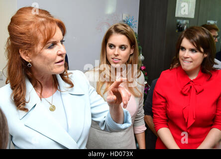 (De gauche à droite) la duchesse d'York, la Princesse Béatrice, et la Princesse Eugénie rencontrer de jeunes patients atteints de cancer et leur famille à le Teenage Cancer Trust's jeunes unit de l'University College Hospital de Londres. Banque D'Images