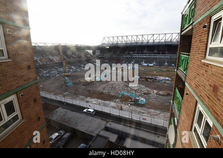 EDS NOTE PHOTO SHOT À TRAVERS LE VERRE de travaux de démolition en cours au Boleyn Ground, souvent appelée Upton Park, ancienne maison de West Ham United, dans l'Est de Londres. Banque D'Images