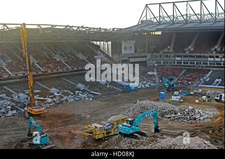 Les travaux de démolition en cours au Boleyn Ground, souvent appelée Upton Park, ancienne maison de West Ham United, dans l'Est de Londres. Banque D'Images