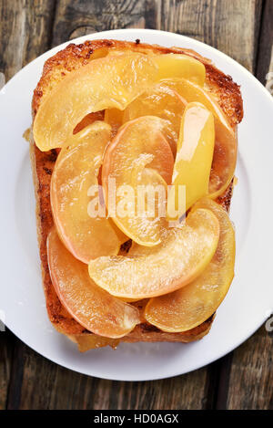 Pommes caramélisées sur toast de pain, sandwich sucré, vue du dessus, Close up Banque D'Images