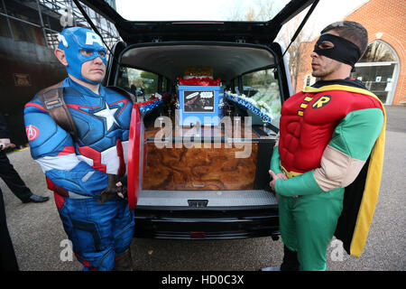Les porteurs habillés en super-héros attendre par le corbillard contenant le cercueil de 18 ans Arthur Peebles avant ses funérailles à North East Surrey crématorium à Morden, menée par Co-op Funeralcare. Banque D'Images