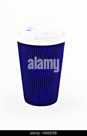 Verre de café en carton bleu avec couvercle isolé. Banque D'Images