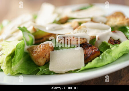 Libre tourné de la Salade césar avec poulet sur la vieille table en bois Banque D'Images