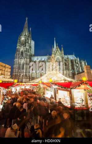 Vue de nuit sur Marché de Noël à Cologne avec à l'arrière de la cathédrale, de l'Allemagne Banque D'Images