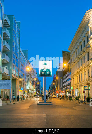 Vue de la nuit de Checkpoint Charlie n Berlin Allemagne Banque D'Images