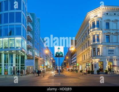 Vue de la nuit de Checkpoint Charlie n Berlin Allemagne Banque D'Images