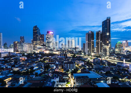Jakarta skyline at night autour du quartier des affaires avec de nombreux tour de bureaux et de condominium de luxe au coeur de l'Indonésie capitale. Banque D'Images