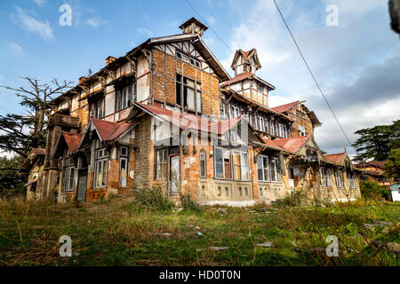 Grande maison abandonnée et hantée / Mansion Banque D'Images