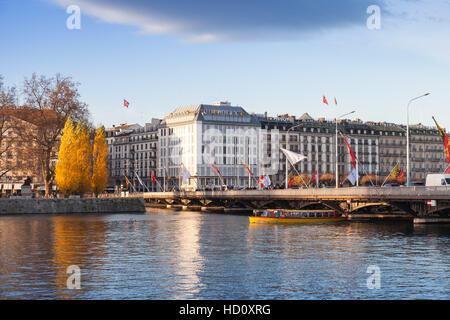 Genève, Suisse - le 20 novembre 2016 : paysage urbain de la ville de Genève. Mont blanc pont sur le Rhône en automne Banque D'Images