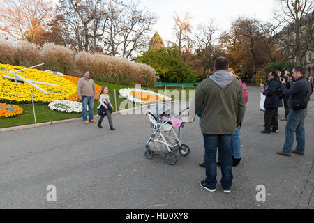 Genève, Suisse - le 20 novembre 2016 : les touristes ordinaires prendre des photos près de la célèbre horloge fleurie, l'une des attractions touristiques populaires à Genève Banque D'Images