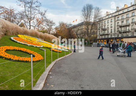 Genève, Suisse - le 20 novembre 2016 : les touristes ordinaires prendre des photos près de la célèbre horloge fleurie, l'une des attractions touristiques populaires de Genève Banque D'Images