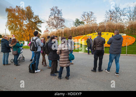 Genève, Suisse - le 20 novembre 2016 : les touristes ordinaires prendre des photos près de la célèbre horloge fleurie, l'une des attractions touristiques populaires à Genève Banque D'Images