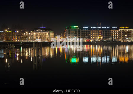 Genève, Suisse - le 24 novembre 2016 : Nuit paysage urbain avec des façades illuminées dans la zone centrale de la ville de Genève Banque D'Images