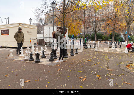 Genève, Suisse - le 26 novembre 2016 : les gens ordinaires jouer aux échecs dans la rue surdimensionné traditionnel Parc des Bastions Banque D'Images
