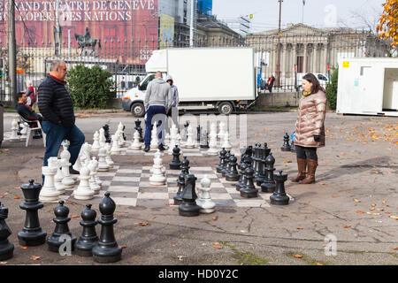 Genève, Suisse - le 26 novembre 2016 : les gens ordinaires jouer aux échecs dans la rue grand Parc des Bastions. C'est populaire de citoyens locaux Banque D'Images