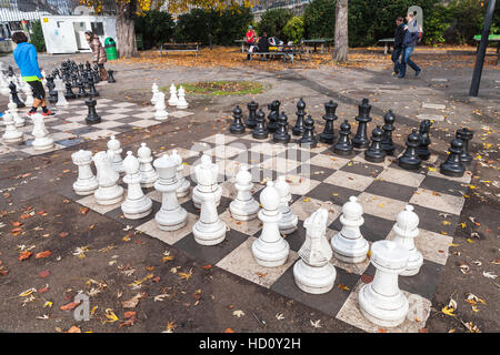 Genève, Suisse - le 26 novembre 2016 : de grands échecs de la rue dans le Parc des Bastions. C'est populaire de citoyens locaux Banque D'Images