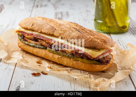 Cubanito. Sandwich cubain traditionnel avec du jambon, du porc et fromage Banque D'Images