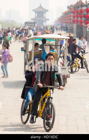 Les touristes chinois sur des vélos sur les murs de la ville de Xian, Shaanxi, Chine Banque D'Images