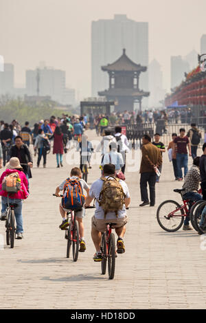 Les touristes chinois sur des vélos sur les murs de la ville de Xian, Shaanxi, Chine Banque D'Images