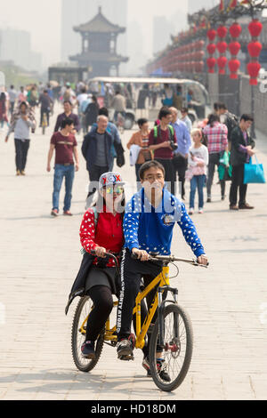 Les touristes chinois sur les murs de la ville de Xian, Shaanxi, Chine Banque D'Images