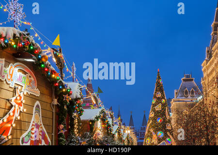 Crépuscule sur l'arbre de Noël et marché de Noël à la place Rouge sur Décembre 09,2016 à Moscou, Russie Banque D'Images