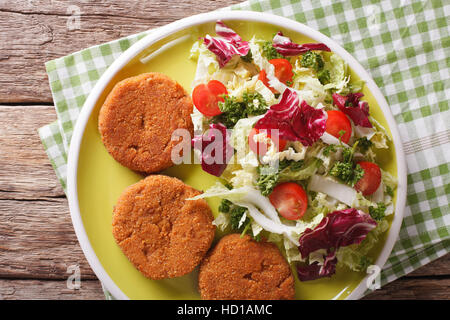 Les burgers de carottes et de salade fraîche mélanger gros plan sur une assiette. Vue du dessus horizontale Banque D'Images