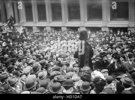 Suffragette britannique Emmeline Pankhurst Leader Foule d'adressage, Wall Street, New York City, New York, USA, Bain News Service, 27 Novembre 1911 Banque D'Images