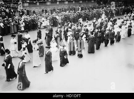 Défilé de femmes pour la paix peu après le début de la Première Guerre mondiale, Cinquième Avenue, New York City, New York, USA, Bain News Service, 29 août 1914 Banque D'Images