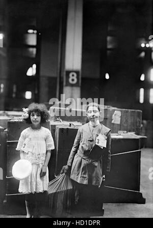 Deux enfants d'immigrés, Ellis Island, New York City, New York, USA, Bain News Service, 1915 Banque D'Images