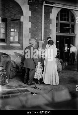 Famille d'immigrants arrivant à Ellis Island, New York City, New York, USA, Bain News Service, Mars 1917 Banque D'Images