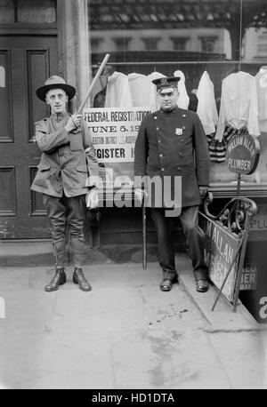 Agent de police et la garde au projet de bureau d'enregistrement au cours de la Première Guerre mondiale, New York City, New York, USA, Bain News Service, Juin 1917 Banque D'Images