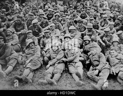 Prisonniers de guerre allemands capturés par les forces britanniques à la bataille de Messines, Flandre occidentale, Belgique, Bain News Service, Juin 1917 Banque D'Images