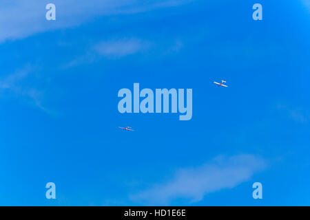 Photo de deux avions militaires volant dans le ciel bleu Banque D'Images