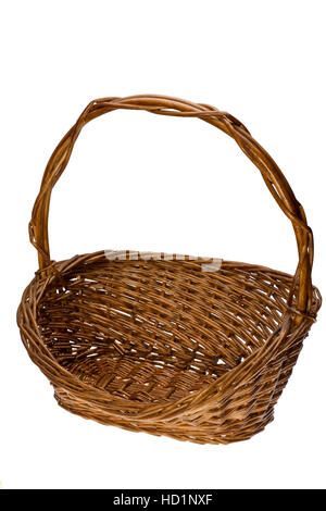 Panier en osier vide isolé sur fond blanc Banque D'Images