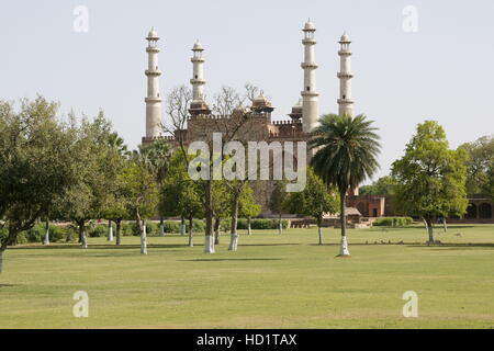 Ornements de style moghol Akbar situé dans la tombe de jardins formels à Sikandra, à la périphérie d'Agra, Inde Banque D'Images