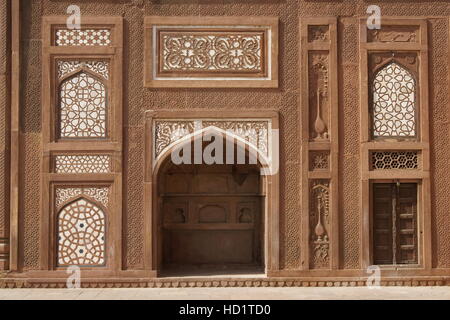 Détail de l'entrée à la tombe d'Akbar à Sikandra, à la périphérie d'Agra en Inde. L'architecture de style islamique. Banque D'Images