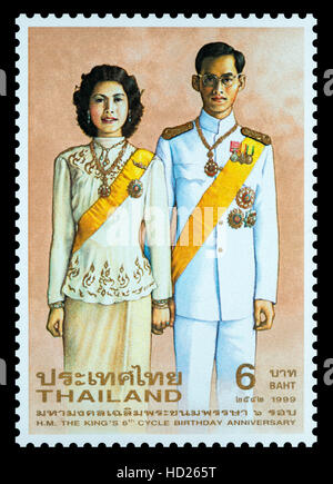 Un timbre-poste représentant thaïlandais Sa Majesté le Roi Bhumibol Adulyadej, imprimé en Thaïlande vers 1999 Banque D'Images