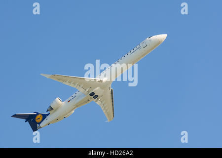Avions Bombardier Canadair Regional Jet 900 CRJ-900 de la Lufthansa CityLine Régional Airlines décollant de l'aéroport de Munich Banque D'Images