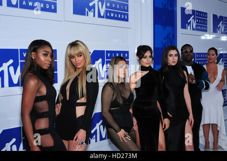 Cinquième Harmonie (Kordei Normandi, Dinah Jane Hansen, allié Brooke, Camila Cabello et Lauren Jauregui) fréquentant les MTV Video Music Awards 2016 au Madison Square Garden de New York. Avec : Kordei Normandi, Dinah Jane Hansen, allié Brooke, Camil Banque D'Images