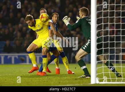 Brighton et Hove Albion's Glenn Murray et Leeds United's Charlie Taylor bataille pour le ballon pendant le match de championnat Sky Bet au stade AMEX, Brighton. Banque D'Images