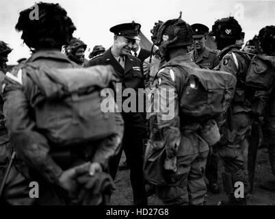 5 juin 1944, dans la soirée, sur l'aérodrome Greeenham le général Eisenhower commune accueille les soldats de la 101ème Airborne US Banque D'Images