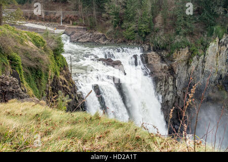 Les ondes de l'eau sur la crête de Snoqualmie Falls dans l'État de Washington. Banque D'Images