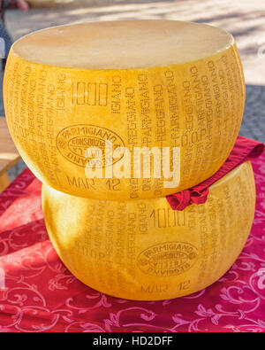 Ascona, Suisse - le 23 août 2016 : le fromage parmigiano reggiano italien typique chefs sur le comptoir à Ascona street market, le Lac Majeur, le Tessin Banque D'Images