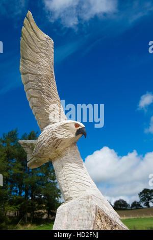 Un cerf-volant rouge en bois sculpté en vol sculpture à Tynrhyd salle de mariage Pont du Diable, Ceredigion Pays de Galles UK Banque D'Images