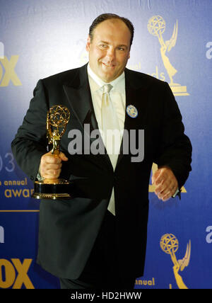 L'acteur James Gandolfini détient son Award for Outstanding principal acteur dans une série dramatique, "The Sopranos" au 55th Annual Primetime Emmy Awards au Shrine Auditorium à Los Angeles le dimanche 21 septembre 2003. Francis Specker Banque D'Images